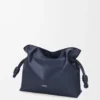Pochette Flamenco media in pelle di vitello nappa blu abisso Pochette Flamenco media in pelle di vitello nappa blu abisso