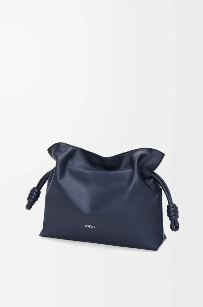 Pochette Flamenco media in pelle di vitello nappa blu abisso Pochette Flamenco media in pelle di vitello nappa blu abisso