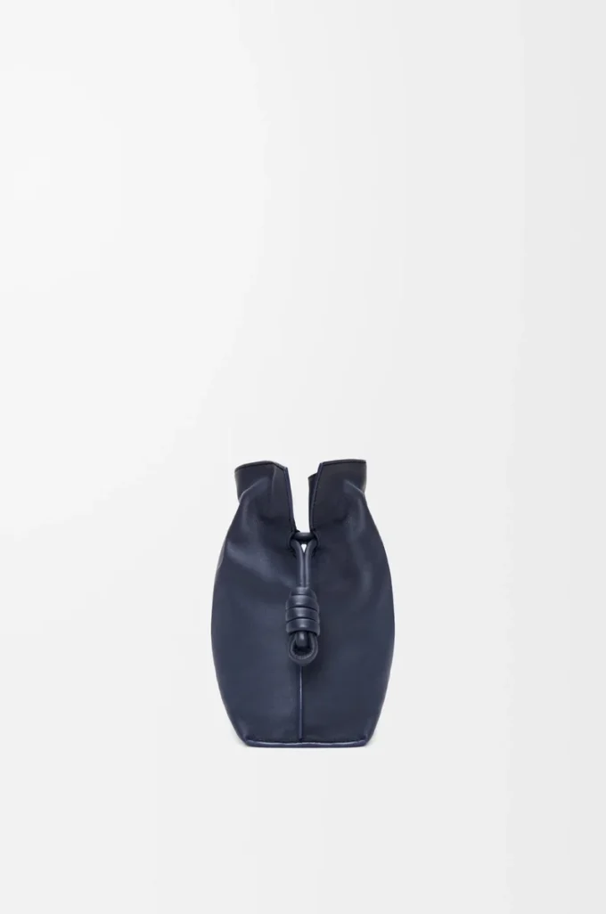 Pochette Flamenco media in pelle di vitello nappa blu abisso Pochette Flamenco media in pelle di vitello nappa blu abisso