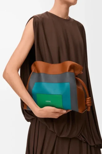 Pochette Flamenco media in pelle di vitello nappa Caramel/Bright Green