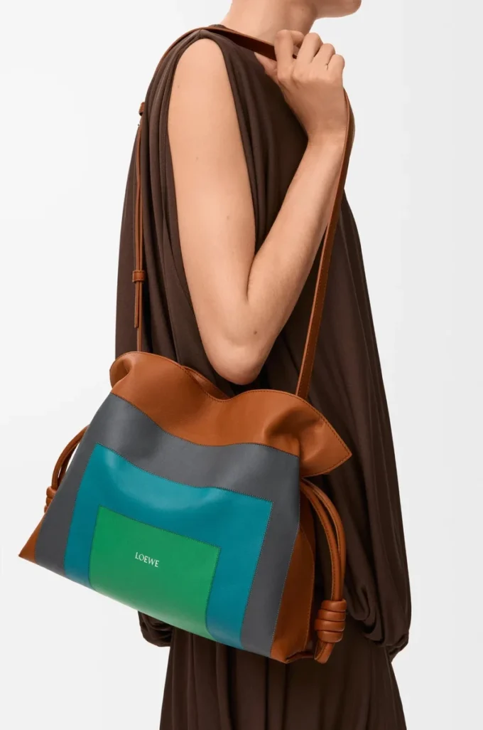 Pochette Flamenco media in pelle di vitello nappa Caramel/Bright Green