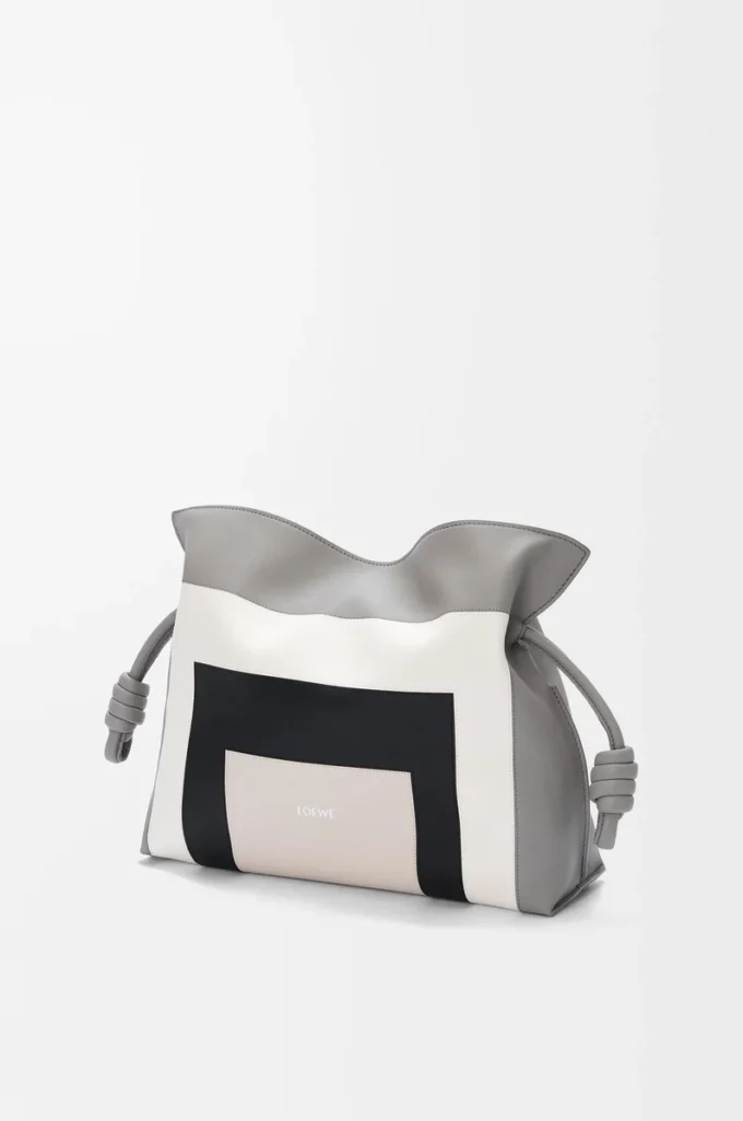 Pochette Flamenco media in pelle di vitello nappa grigio/Light Ghost Pochette Flamenco media in pelle di vitello nappa grigio/Light Ghost