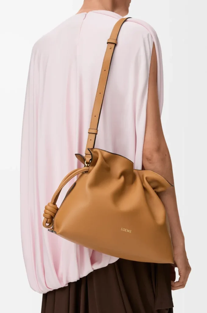 Pochette Flamenco media in pelle di vitello nappa Warm Desert Pochette Flamenco media in pelle di vitello nappa Warm Desert