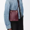 Pochette Pebble in morbida pelle di vitello Dark Burgundy Pochette Pebble in morbida pelle di vitello Dark Burgundy