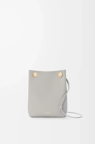 Pochette Pebble in morbida pelle di vitello grigio conchiglia