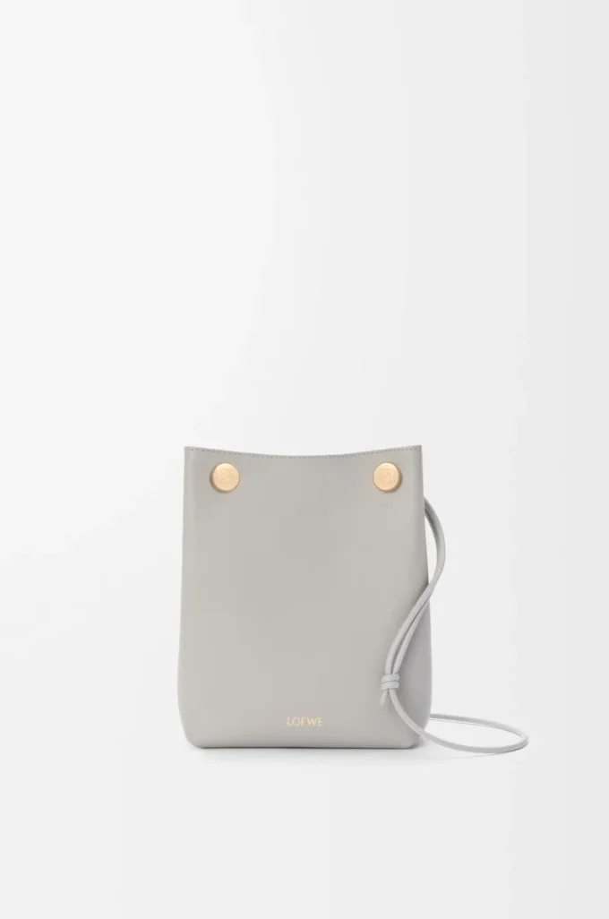 Pochette Pebble in morbida pelle di vitello grigio conchiglia Pochette Pebble in morbida pelle di vitello grigio conchiglia