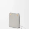 Pochette Pebble in morbida pelle di vitello grigio conchiglia Pochette Pebble in morbida pelle di vitello grigio conchiglia