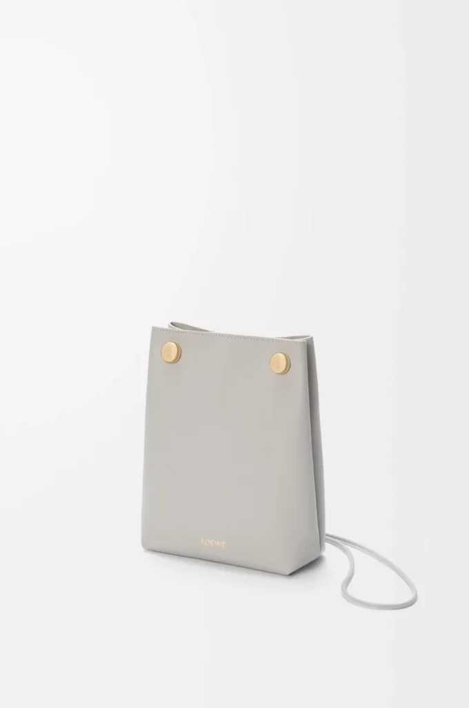 Pochette Pebble in morbida pelle di vitello grigio conchiglia Pochette Pebble in morbida pelle di vitello grigio conchiglia