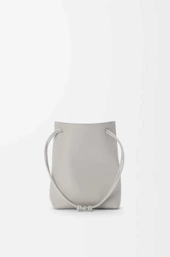 Pochette Pebble in morbida pelle di vitello grigio conchiglia Pochette Pebble in morbida pelle di vitello grigio conchiglia