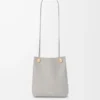 Pochette Pebble in morbida pelle di vitello grigio conchiglia Pochette Pebble in morbida pelle di vitello grigio conchiglia