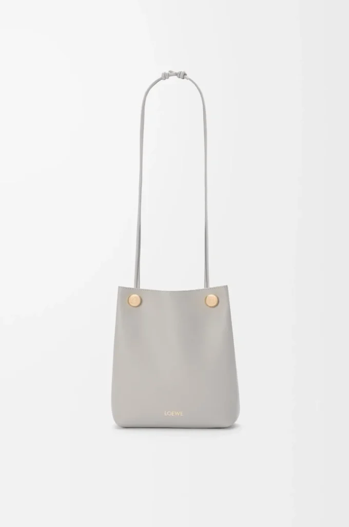Pochette Pebble in morbida pelle di vitello grigio conchiglia Pochette Pebble in morbida pelle di vitello grigio conchiglia