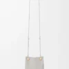 Pochette Pebble in morbida pelle di vitello grigio conchiglia Pochette Pebble in morbida pelle di vitello grigio conchiglia