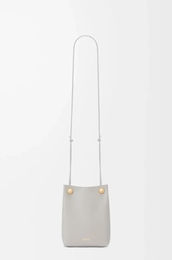Pochette Pebble in morbida pelle di vitello grigio conchiglia Pochette Pebble in morbida pelle di vitello grigio conchiglia