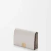 Porta biglietti da visita Anagram in pelle di vitello martellata Light Ghost Grey Porta biglietti da visita Anagram in pelle di vitello martellata Light Ghost Grey