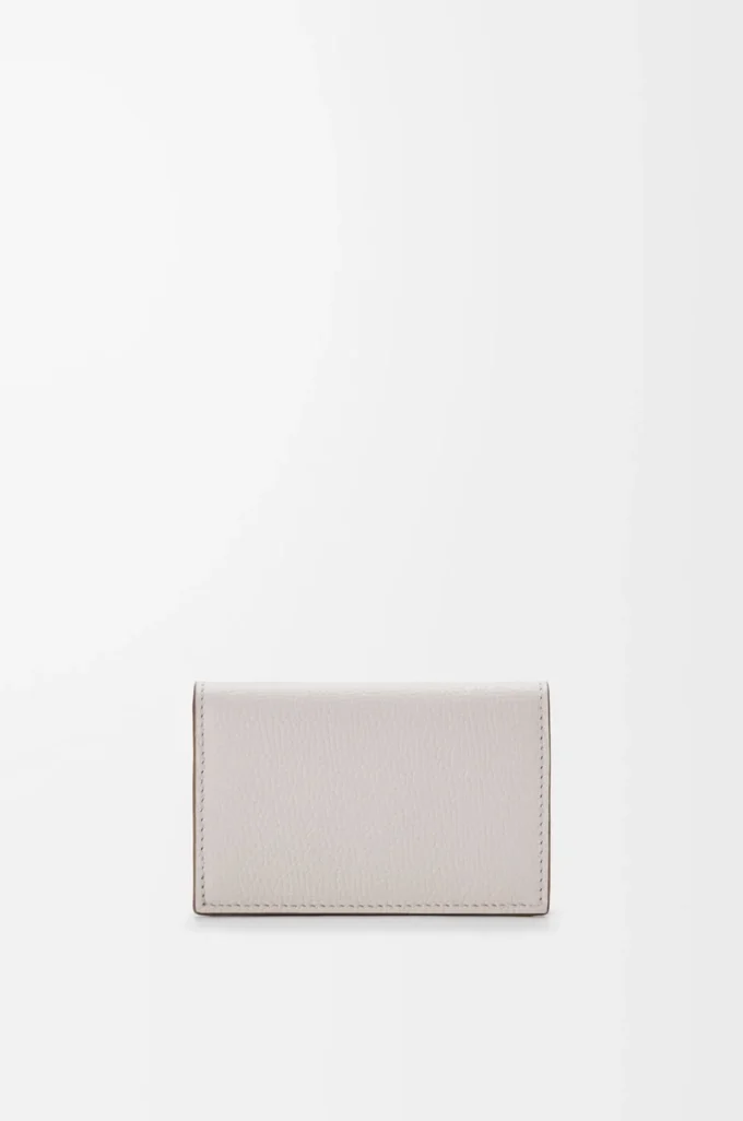 Porta biglietti da visita Anagram in pelle di vitello martellata Light Ghost Grey Porta biglietti da visita Anagram in pelle di vitello martellata Light Ghost Grey