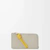 Portacarte e portamonete con nodo in pelle di vitello nappa lucida Shell Grey/Dandelion Portacarte e portamonete con nodo in pelle di vitello nappa lucida Shell Grey/Dandelion