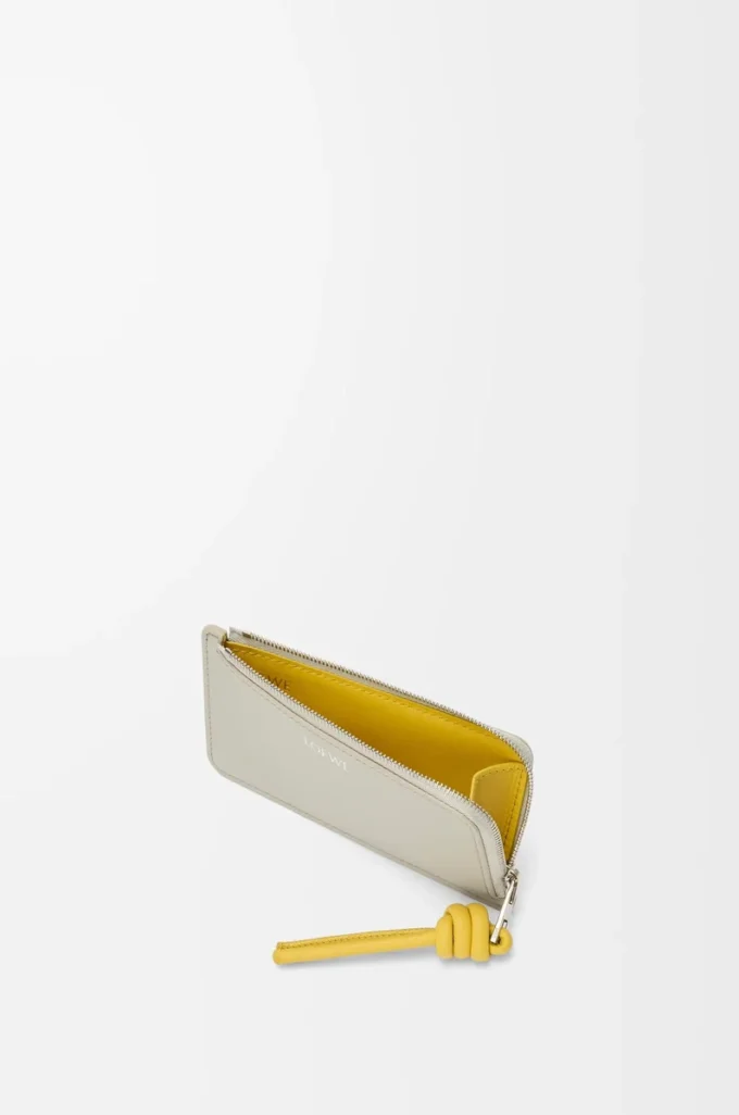 Portacarte e portamonete con nodo in pelle di vitello nappa lucida Shell Grey/Dandelion Portacarte e portamonete con nodo in pelle di vitello nappa lucida Shell Grey/Dandelion