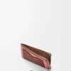 Portacarte e portamonete in morbida pelle di vitello martellata Blush/Mahogany Portacarte e portamonete in morbida pelle di vitello martellata Blush/Mahogany