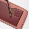 Portacarte e portamonete in morbida pelle di vitello martellata Blush/Mahogany Portacarte e portamonete in morbida pelle di vitello martellata Blush/Mahogany