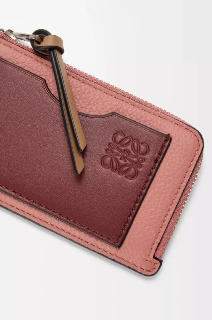 Portacarte e portamonete in morbida pelle di vitello martellata Blush/Mahogany Portacarte e portamonete in morbida pelle di vitello martellata Blush/Mahogany