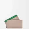 Portacarte e portamonete Pebble Slider in pelle di vitello nappa lucida color sabbia/verde tropicale Portacarte e portamonete Pebble Slider in pelle di vitello nappa lucida color sabbia/verde tropicale