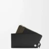 Portacarte e portamonete Pebble Slider in pelle di vitello nappa lucida nera/kaki scuro Portacarte e portamonete Pebble Slider in pelle di vitello nappa lucida nera/kaki scuro