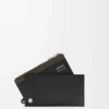 Portacarte e portamonete Pebble Slider in pelle di vitello nappa lucida nera/kaki scuro Portacarte e portamonete Pebble Slider in pelle di vitello nappa lucida nera/kaki scuro