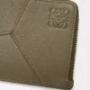 Portacarte lungo Puzzle in classica pelle di vitello Kaki scuro Portacarte lungo Puzzle in classica pelle di vitello Kaki scuro