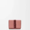 Portafoglio a tre ante in morbida pelle di vitello martellata Blush/Mahogany Portafoglio a tre ante in morbida pelle di vitello martellata Blush/Mahogany