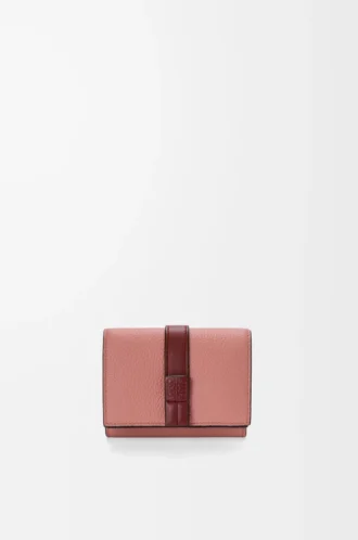 Portafoglio a tre ante in morbida pelle di vitello martellata Blush/Mahogany