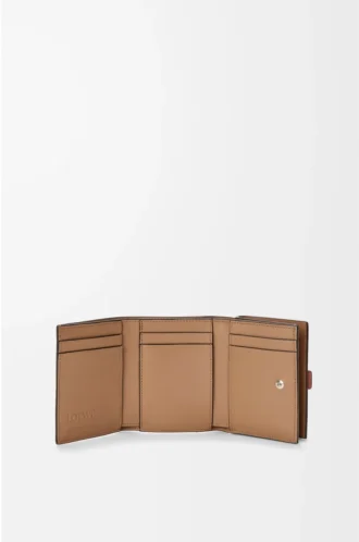 Portafoglio a tre ante in morbida pelle di vitello martellata Blush/Mahogany