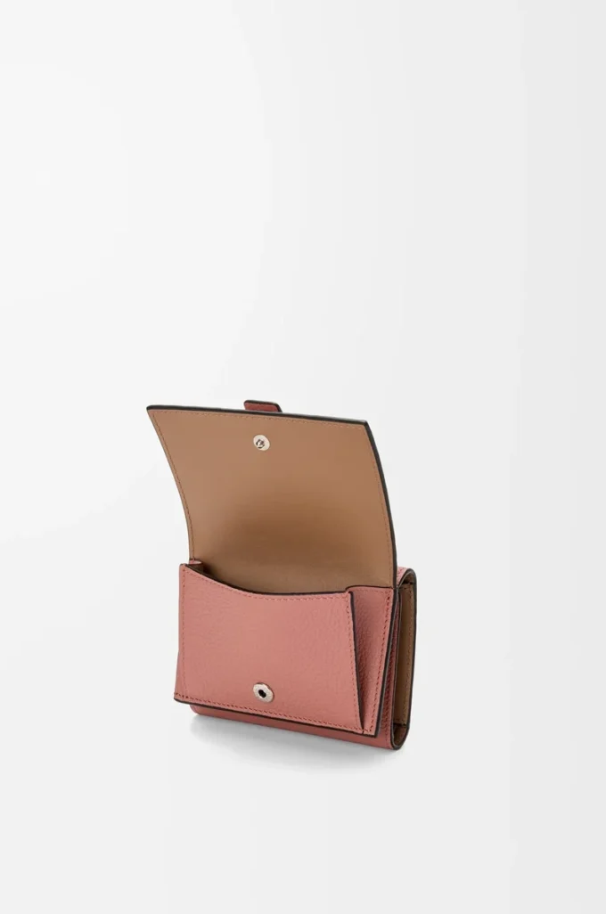 Portafoglio a tre ante in morbida pelle di vitello martellata Blush/Mahogany Portafoglio a tre ante in morbida pelle di vitello martellata Blush/Mahogany