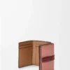 Portafoglio a tre ante in morbida pelle di vitello martellata Blush/Mahogany Portafoglio a tre ante in morbida pelle di vitello martellata Blush/Mahogany