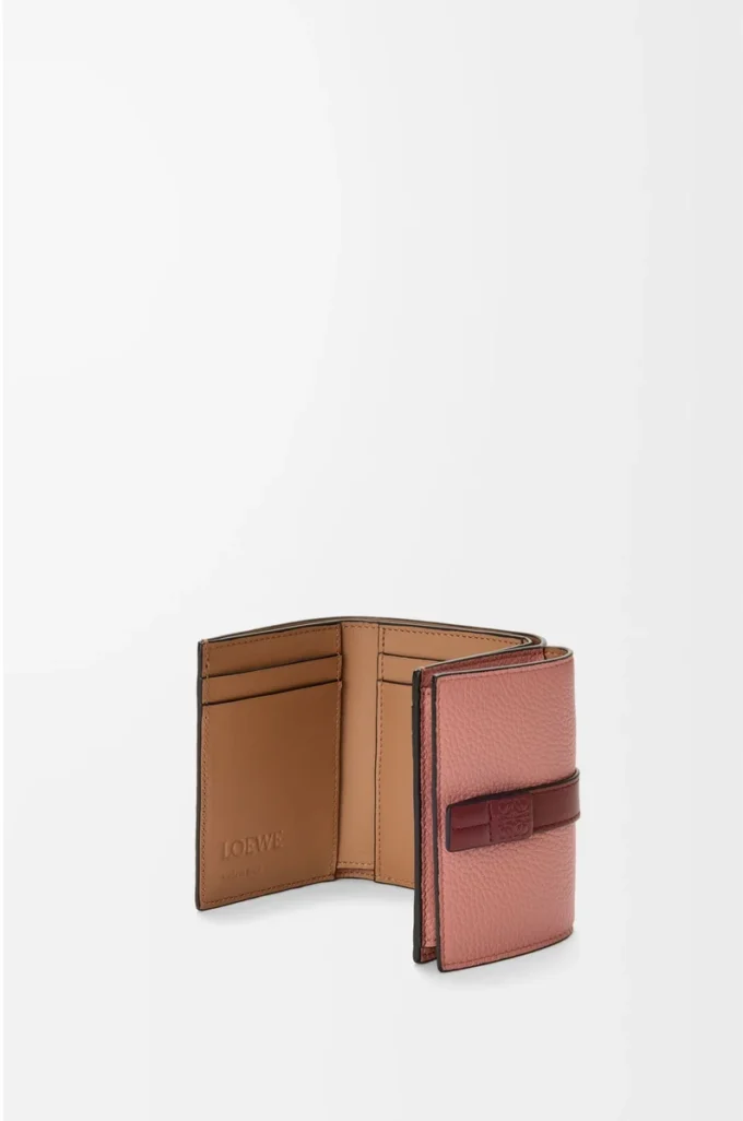 Portafoglio a tre ante in morbida pelle di vitello martellata Blush/Mahogany Portafoglio a tre ante in morbida pelle di vitello martellata Blush/Mahogany