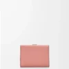 Portafoglio a tre ante in morbida pelle di vitello martellata Blush/Mahogany Portafoglio a tre ante in morbida pelle di vitello martellata Blush/Mahogany