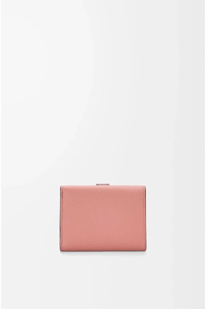 Portafoglio a tre ante in morbida pelle di vitello martellata Blush/Mahogany Portafoglio a tre ante in morbida pelle di vitello martellata Blush/Mahogany