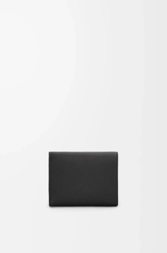Portafoglio a tre ante in pelle di vitello martellata, colore nero