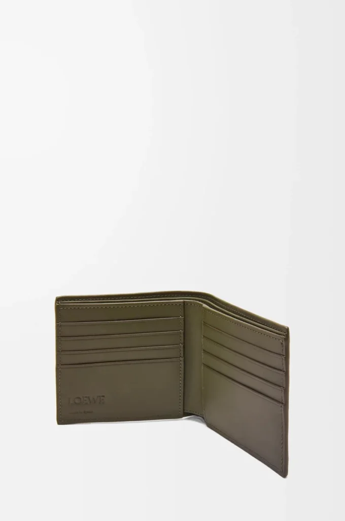 Portafoglio bifold in pelle di vitello classica testurizzata Dark Khaki Portafoglio bifold in pelle di vitello classica testurizzata Dark Khaki