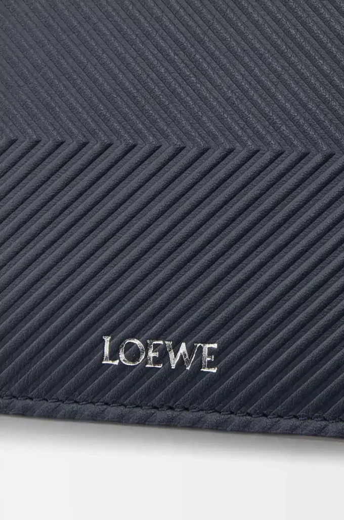 Portafoglio bifold in pelle di vitello classica testurizzata Deep Navy Portafoglio bifold in pelle di vitello classica testurizzata Deep Navy