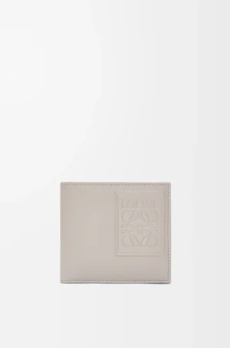 portafoglio bifold in pelle di vitello satinata grigio conchiglia 1 330x498 - Portafoglio bifold in pelle di vitello satinata grigio conchiglia