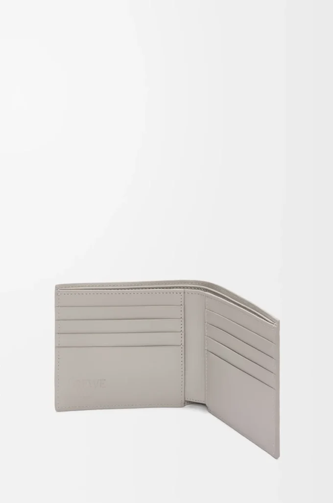 Portafoglio bifold in pelle di vitello satinata grigio conchiglia