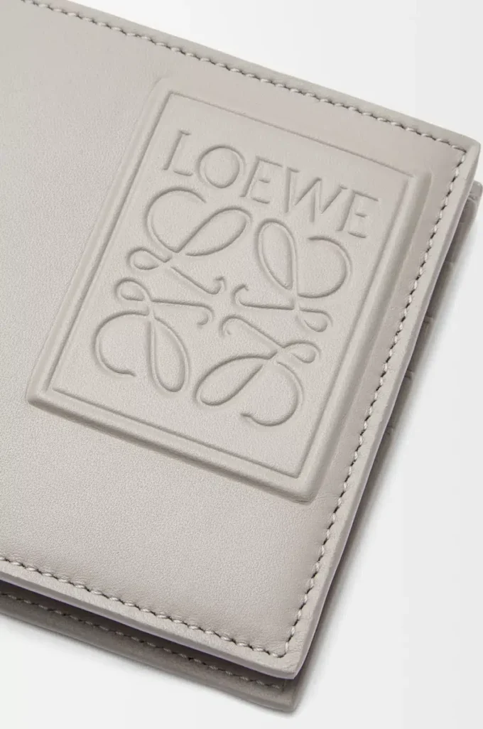 Portafoglio bifold in pelle di vitello satinata grigio conchiglia