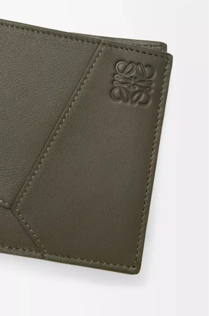 Portafoglio bifold Puzzle in classica pelle di vitello Dark Khaki Portafoglio bifold Puzzle in classica pelle di vitello Dark Khaki