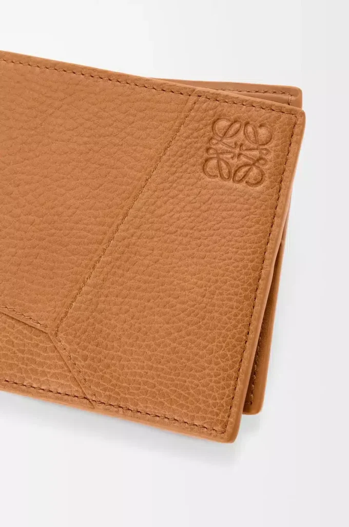 Portafoglio bifold Puzzle in morbida pelle di vitello martellata Light Canyon Brown Portafoglio bifold Puzzle in morbida pelle di vitello martellata Light Canyon Brown