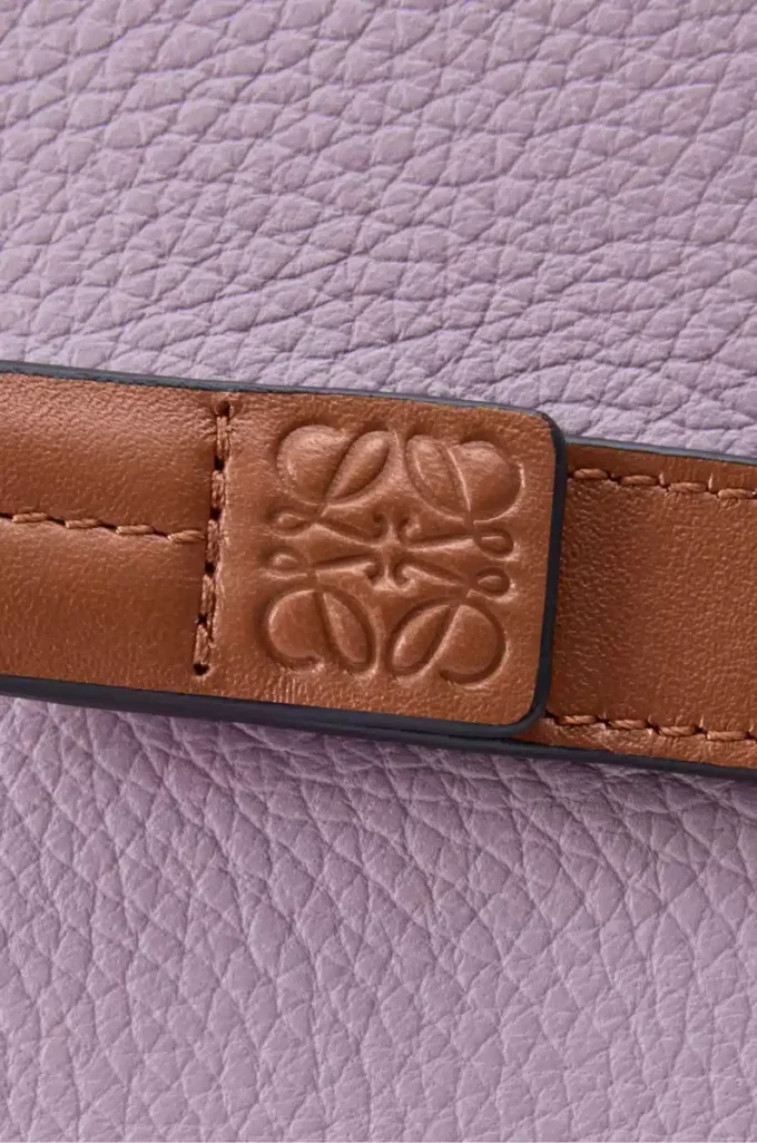 Portafoglio compatto con zip in morbida pelle di vitello martellata Dirty Mauve/Squirrel