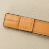 Portafoglio compatto con zip in morbida pelle di vitello martellata Light Oat/Honey Portafoglio compatto con zip in morbida pelle di vitello martellata Light Oat/Honey