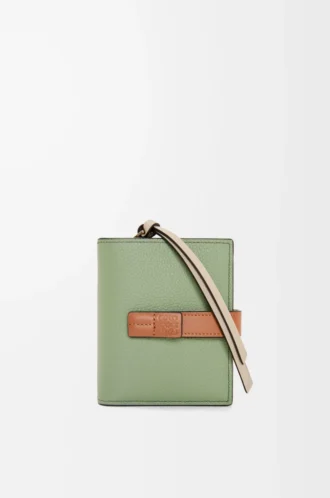 Portafoglio compatto con zip in morbida pelle di vitello martellata Rosemary/Tan