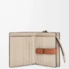 Portafoglio compatto con zip in morbida pelle di vitello martellata Rosemary/Tan