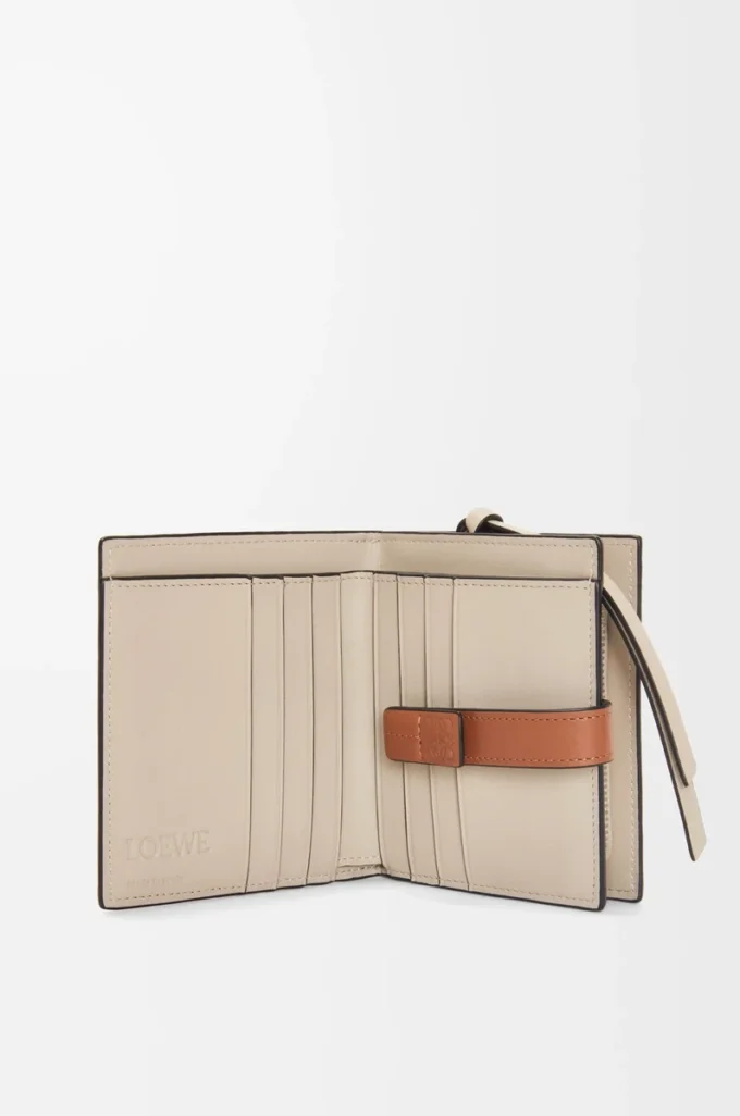 Portafoglio compatto con zip in morbida pelle di vitello martellata Rosemary/Tan