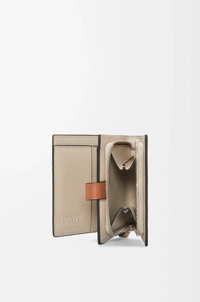 Portafoglio compatto con zip in morbida pelle di vitello martellata Rosemary/Tan